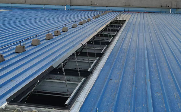 某城市大型商业综合体中庭伽师排烟窗工程