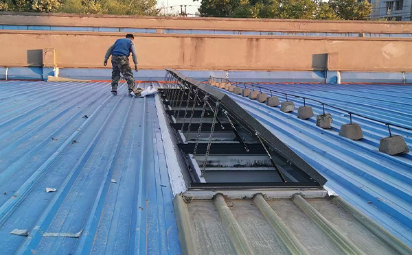 某区域性物流仓储中心伽师排烟窗系统安装项目