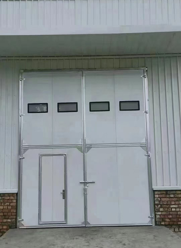 伽师工业门在设备装配车间出入口的实施记录